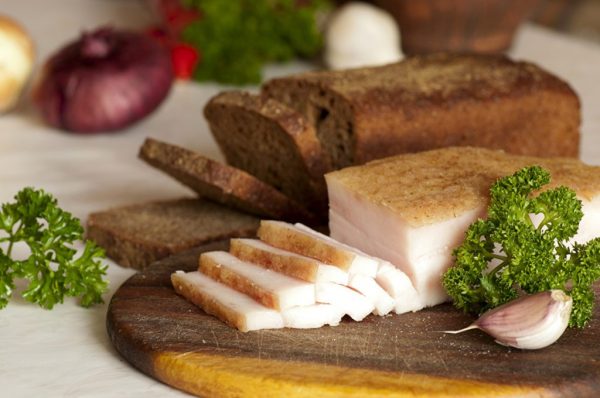 Свиное сало, порезанное кусочками