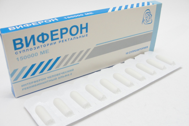 На белом фоне бело-голубая упаковка с лекарственным препаратом "Виферон"