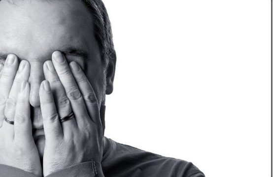 Мужчина закрыл лицо руками