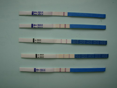 Тест 2 20 году. Тест на беременность 2 полоски. Вторая полоска на тесте. Бледная полоска на тесте. Бледная вторая полоска на тесте на беременность.