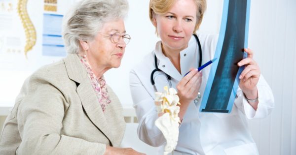 После 65 лет следует регулярно проводить профилактику остеопороза