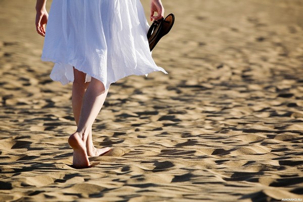 Не стоит ходить босиком по горячему песку – это способствует высушиванию кожи