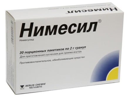 Врач обследует коленный сустав