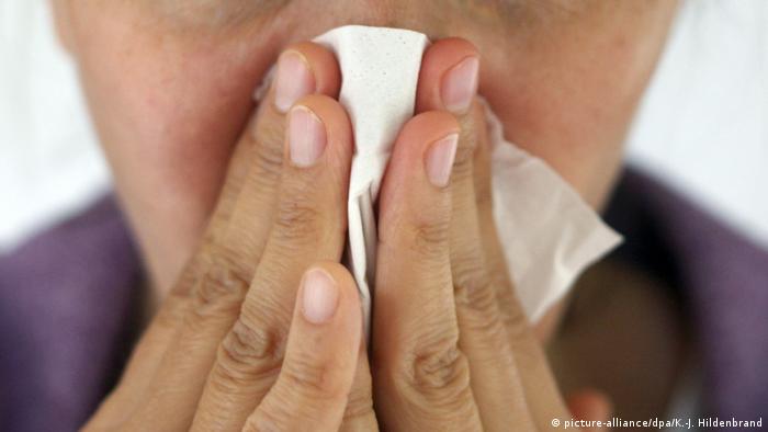 A person blowing their nose (picture-alliance/dpa/K.-J. Hildenbrand)