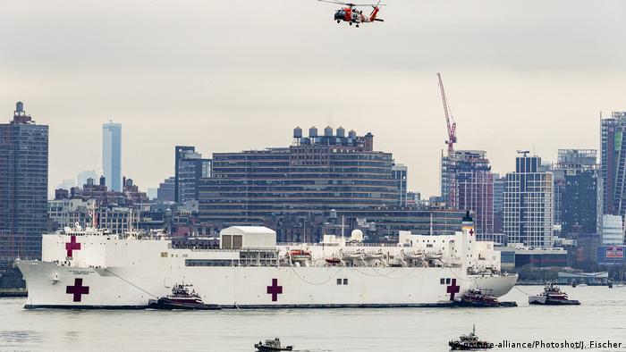 New York hospital ship (picture-alliance/Photoshot/J. Fischer)