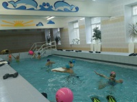 группа школьники в бассейне