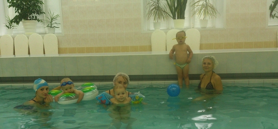 Так мамы с малышами занимаются в бассейне